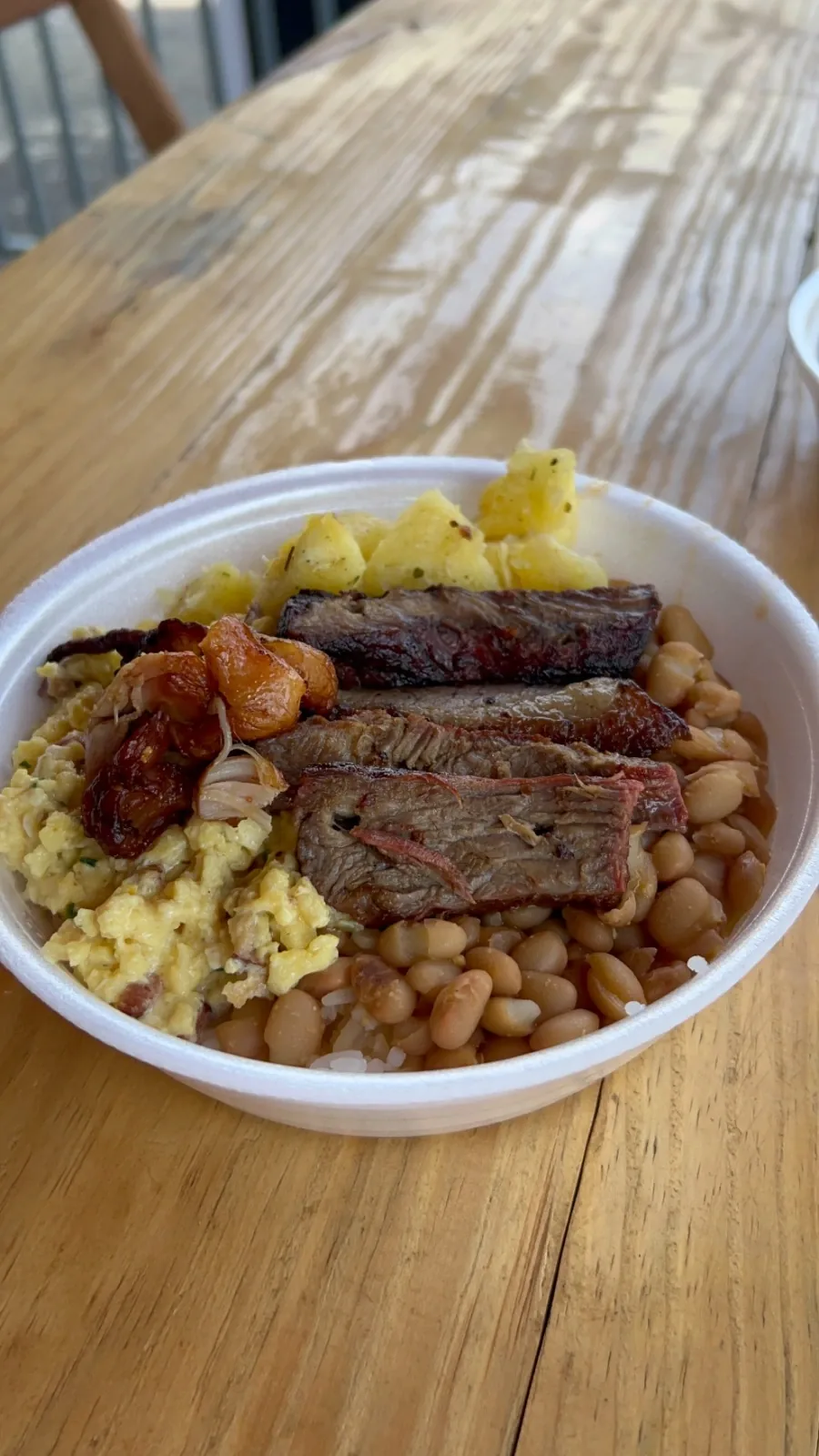 Marmita com carne assada, feijão e acompanhamentos do Éder Espetos em Dourados